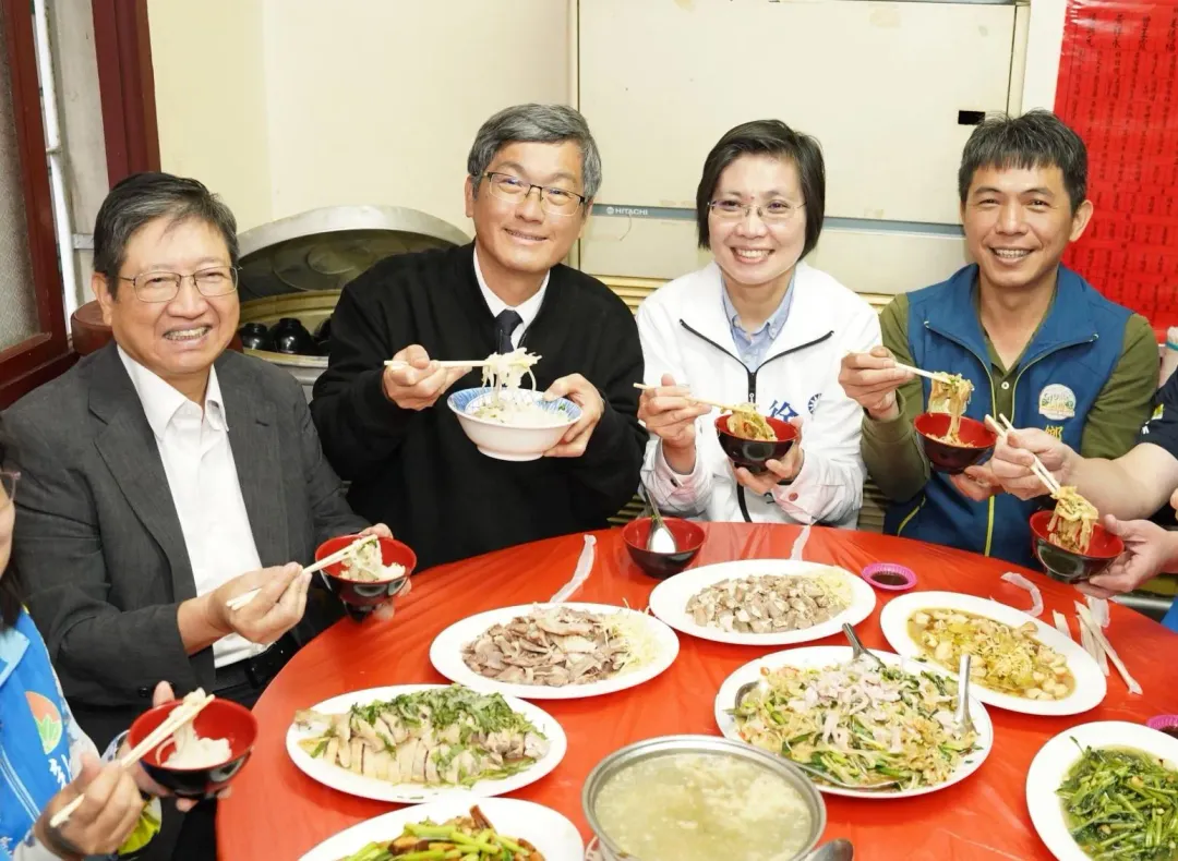 新竹縣長楊文科宣布5月1日起恢復使用粿條、粄條、類粄條食材。(圖/新竹縣府提供)
