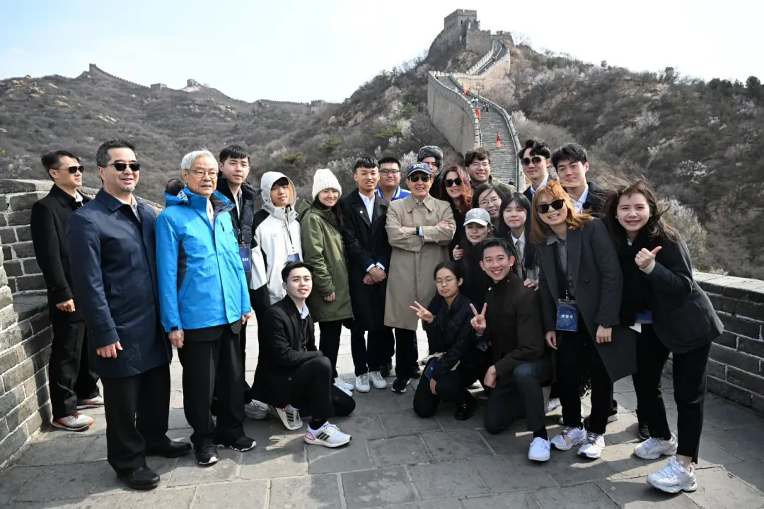 前總統馬英九攀登長城。(圖/中天新聞)