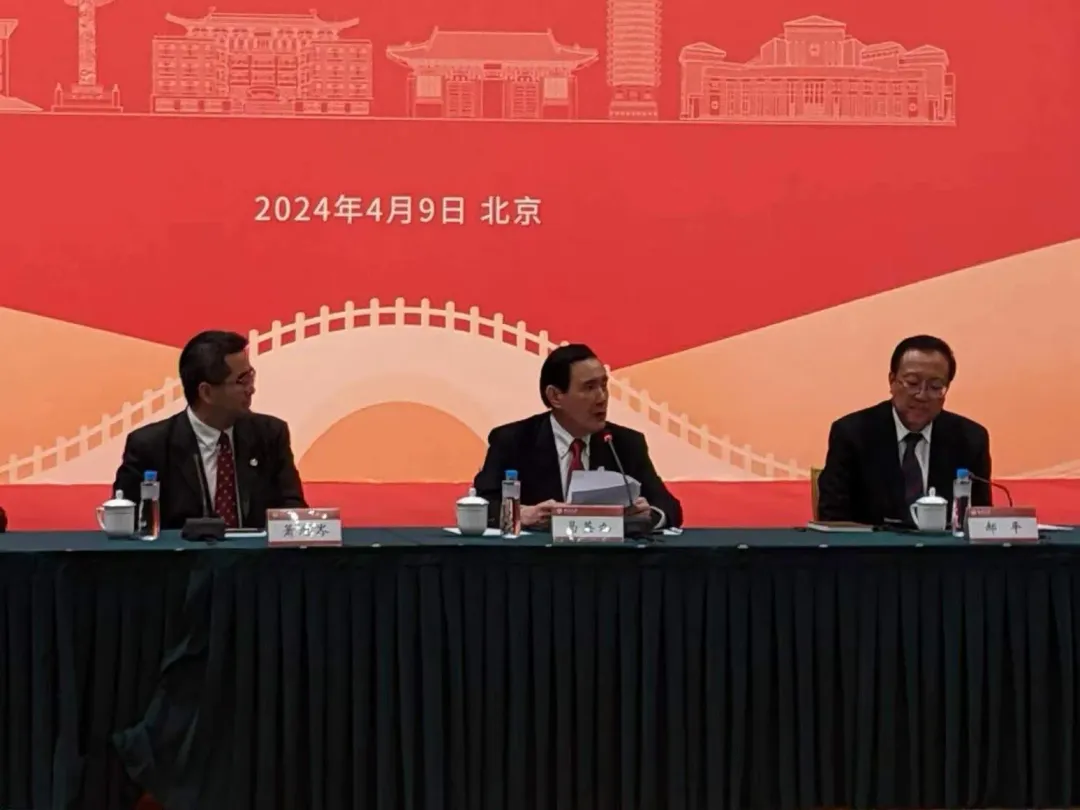 馬英九盛讚北大中文系水準很高並稱我的「英」字只有你們寫對了。（圖／中天新聞）