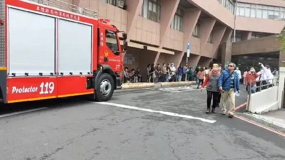 經消防隊灑水灌救，於10時58分撲滅火源，無人受傷。（圖／中天新聞）
