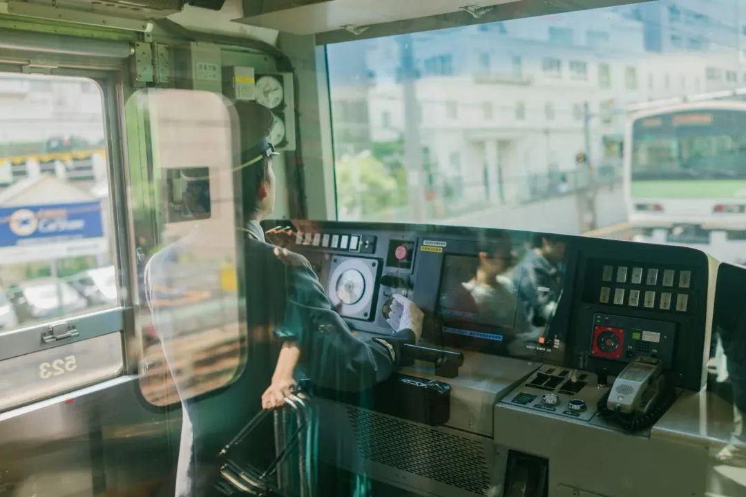 日本JR山手線一名駕駛在電車行駛時打瞌睡,導致進站時來不及煞車,直接開過頭,影響了近800名乘客。(示意圖/翻攝Unsplash)