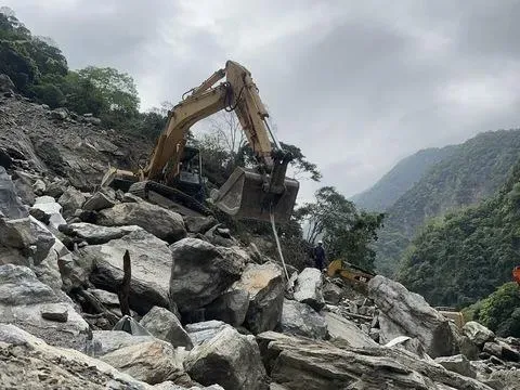 搜救隊在砂卡礑步道0.5k崩塌處,先後找到游姓父女的遺體。(圖/中天新聞)