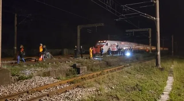 目前已由車站派員引導車上旅客至月台搭乘4046次區間車，並於晚間10時21分抵達和平站續行樹林站。（圖／中天新聞）