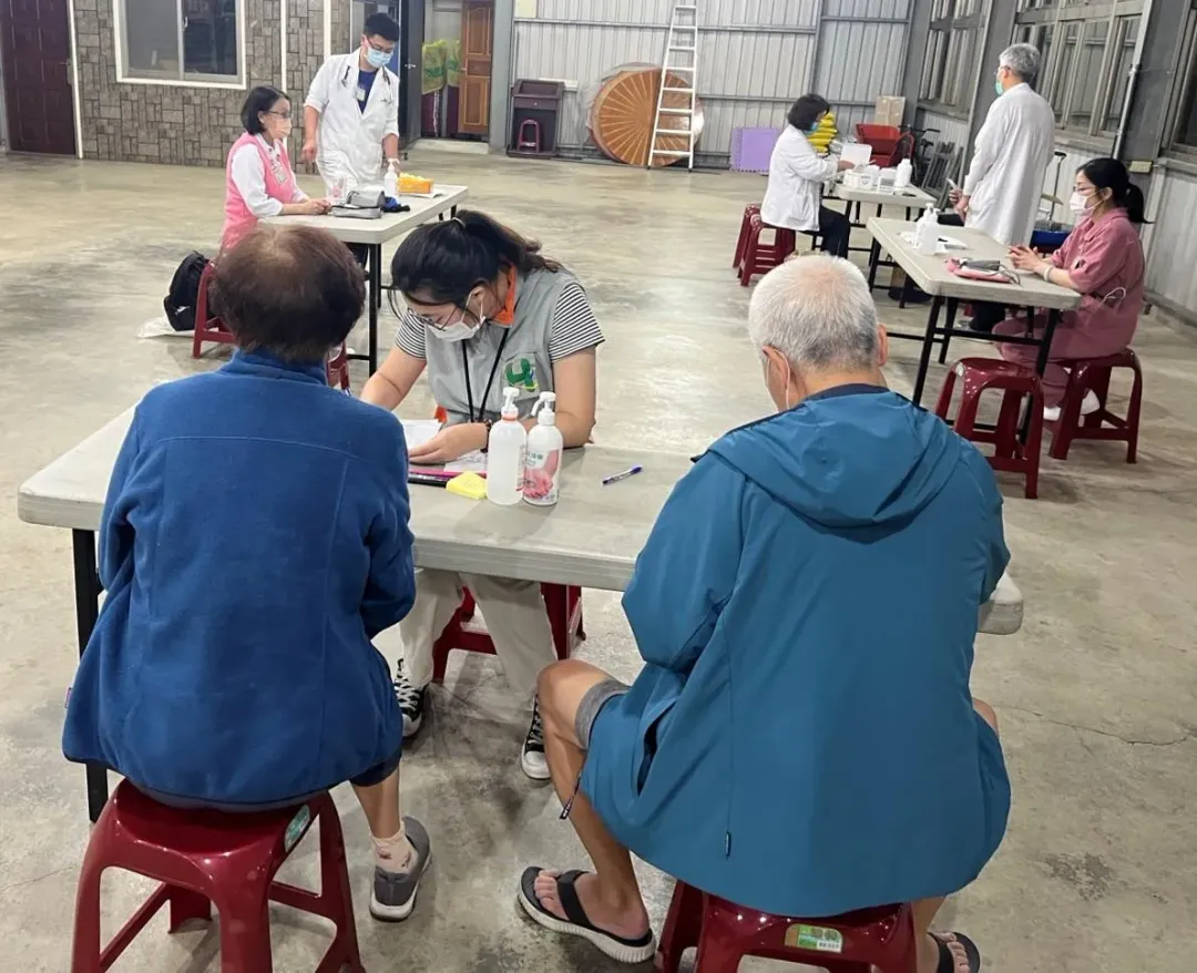 臺北市立聯合醫院陽明院區醫療團隊於昨(11)日晚間前往溪山里里辦公處設置臨時醫療站。(圖/北市衛生局提供)