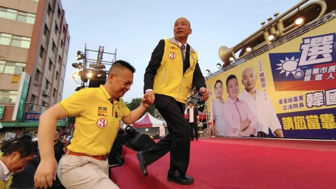 立法院長韓國瑜親自為苗栗市長候選人余文忠催票。(圖/翻攝自余文忠臉書)