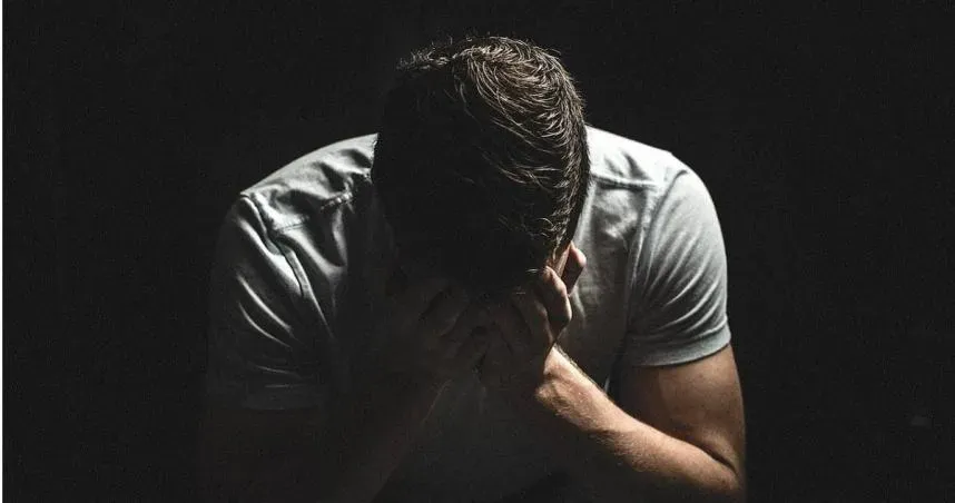 馬來西亞一名男子月收4.7萬卻要養一家8口,向家人反應後卻被嗆「沒用」讓他相當崩潰。(示意圖/Pixabay)