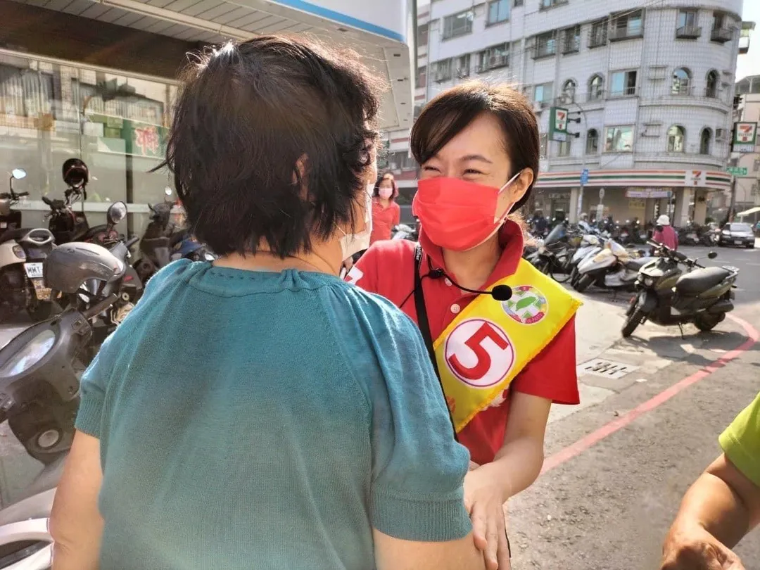 陳致中獲釋當天由妻子黃睿靚親自開車接送。(圖/翻攝陳致中臉書)