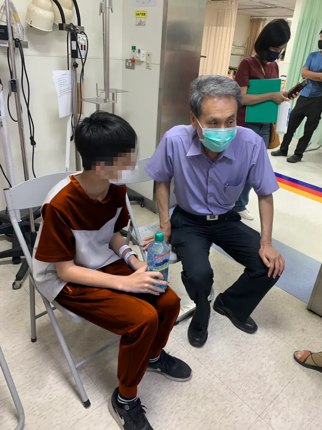 學生(左)在醫院接受治療。(圖/中天新聞)