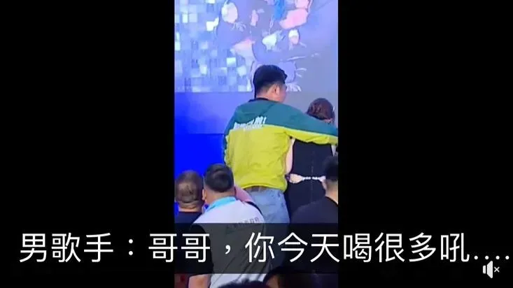 旁邊的男歌手幫忙解圍(攝自徐巧芯臉書)