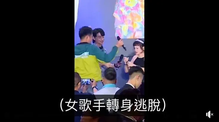 張涵雅抓到機會趕緊脫身(攝自徐巧芯臉書)