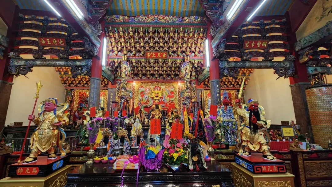 農曆3月初3是玄天上帝生日，龍年 祂罕見「親自指示」快拜3種水果「桃子、橘子、蘋果」，賜福得福賜財得財今年大賺金山。圖為 桃園新屋玄天宮之玄天上帝。（圖／記者鍾志鵬攝影）