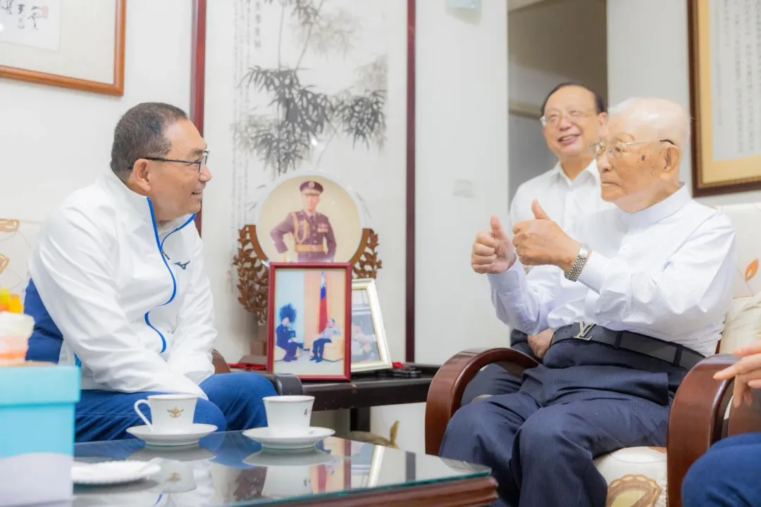 新北市長侯友宜去年（2024年）曾親赴許宅祝賀許歷農生日。（圖／翻攝自侯友宜臉書）
