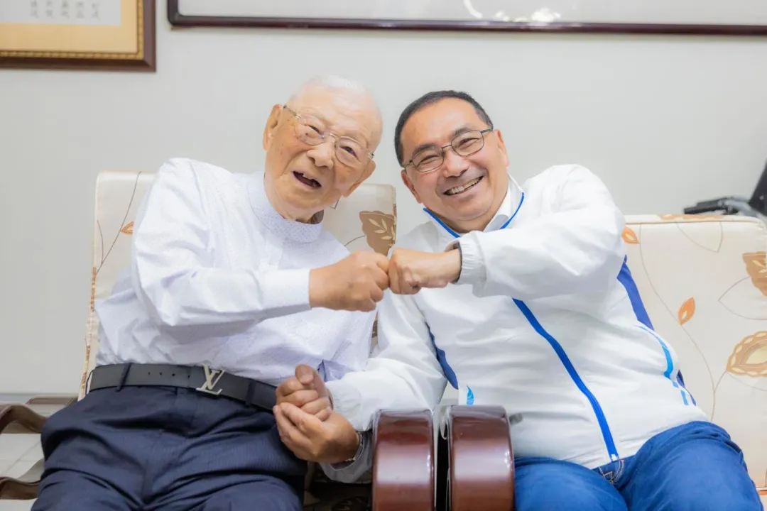2024年侯友宜市長為許歷農(圖左)慶生。(圖/截自侯友宜臉書)