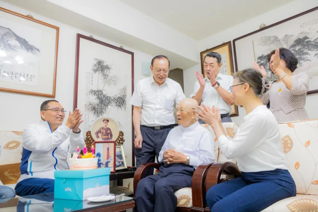 侯友宜為許歷農慶生。(圖/翻攝侯友宜臉書)