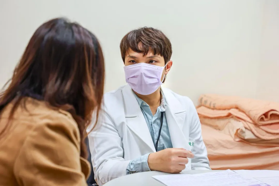 陳俞名醫師表示，CGRP單株抗體則是針對偏頭痛機轉研發出來的專一性預防性藥物，相較於傳統口服的非專一性藥物，治療副作用非常少。（圖／花蓮慈濟醫院提供）