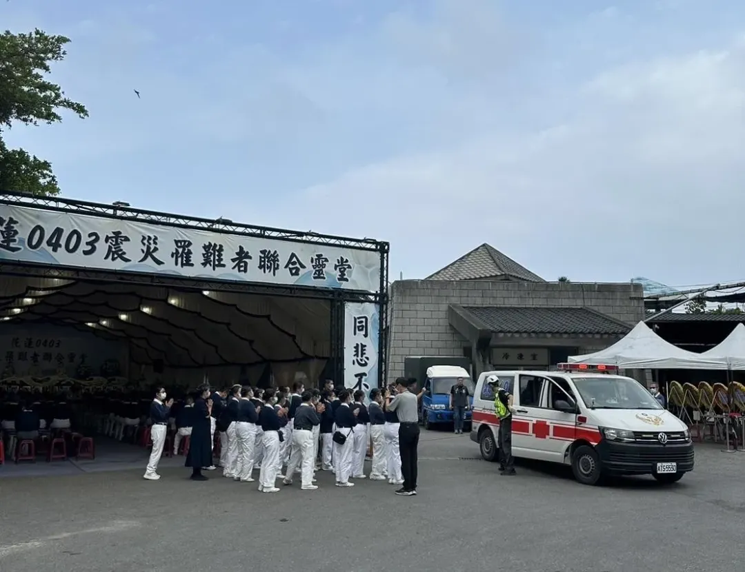 蕭姓礦工遺體送至殯儀館，志工在靈堂外雙手合祝禱。（圖／中天新聞）