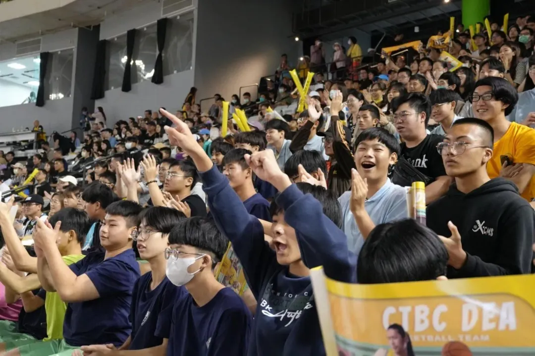 臺北大巨蛋變身籃球場，中信銀行邀請新北市平溪國中、桃園市楊梅國中秀才分校共46位師生「開箱」體驗。（圖／中信銀行提供）