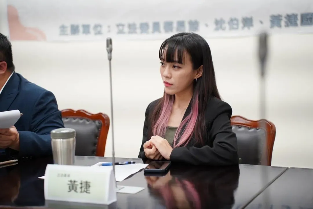 黃捷怒批,反年改,就是讓年金提早破產,損害年輕公務員的退休金權益。(圖取自黃捷臉書)