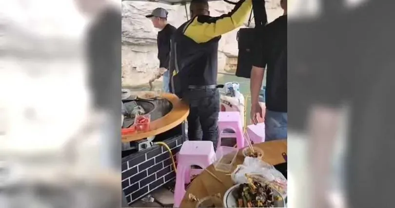 網搜當地遊客出遊影片,發現船上人員皆未穿救生衣。(圖/翻攝紅星新聞)