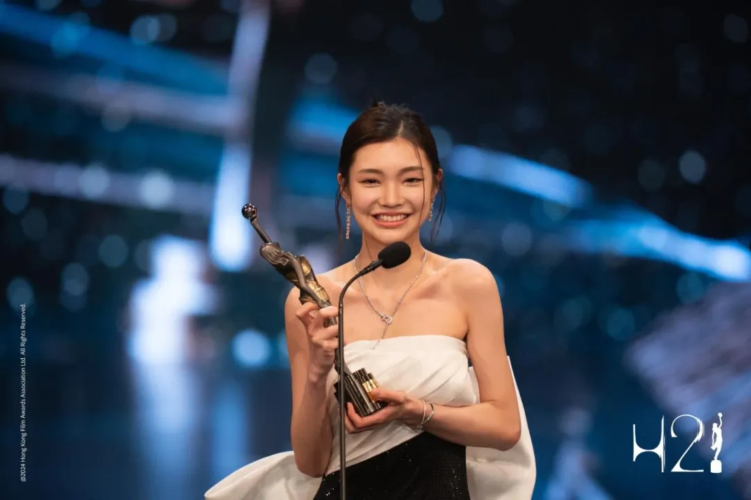 22歲香港女演員謝咏欣憑《但願人長久》的女主角童年時期片段,在香港金像獎再度獲得最佳新演員獎項。(圖/翻攝自Facebook@香港電影金像獎 Hong Kong Film Awards)