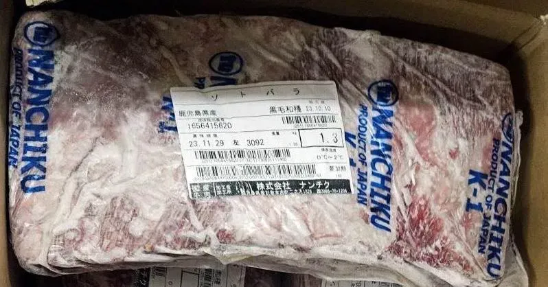 「和牛EMPEROR」現場查獲多項過期食品,其中查獲牛肉約15箱,逾最佳賞味期3個月到5個月不等。(圖/台中市衛生局提供)