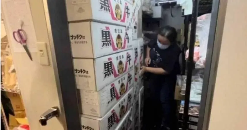 台中燒肉名店「和牛EMPEROR」遭台中市衛生局發現使用過期食材,其中包含和牛、豆瓣醬、味增等。(圖/台中市衛生局提供)