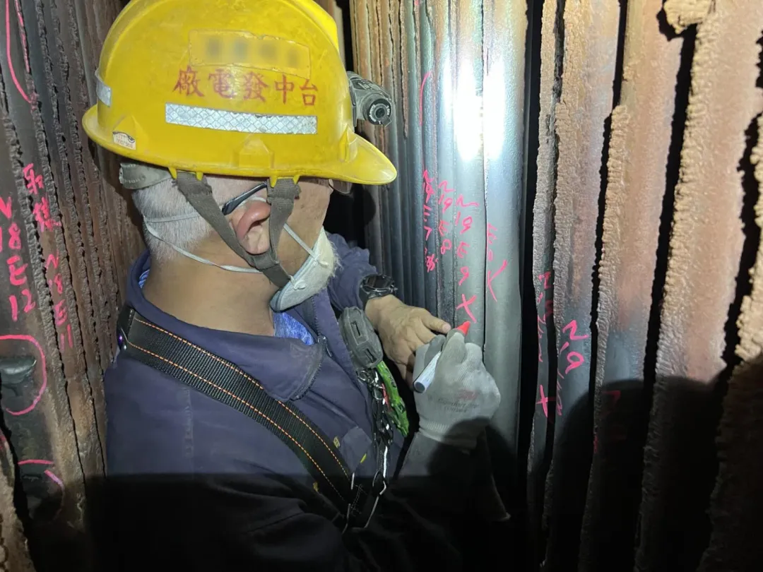 台中電廠7號機也因地震，導致鍋爐管排弱化發生破管停機檢修中。圖為台電台中電廠7號機爐管破管後變形易位。（圖／台電提供）