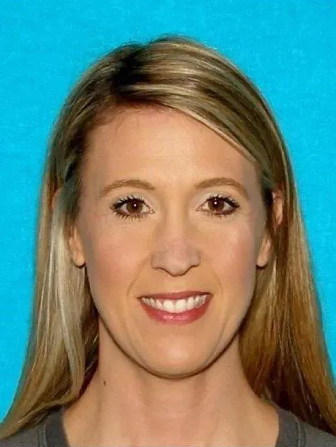 45歲已婚女教師,凌晨在死巷內,與17歲少年車震,被警方發現。(圖/翻攝自推特)
