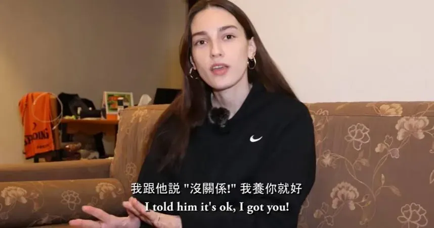俄羅斯女為愛辭去工作來台,霸氣向男友求婚。(圖/翻攝自YouTube)
