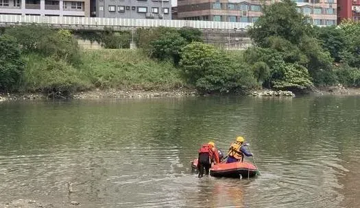 新北市永和發生4名緬甸籍高職生在永和綠光公園飲酒後打賭「游到對岸給1000元」,卻造成其中1名學生失聯一晚不見人影。(圖/翻攝畫面)