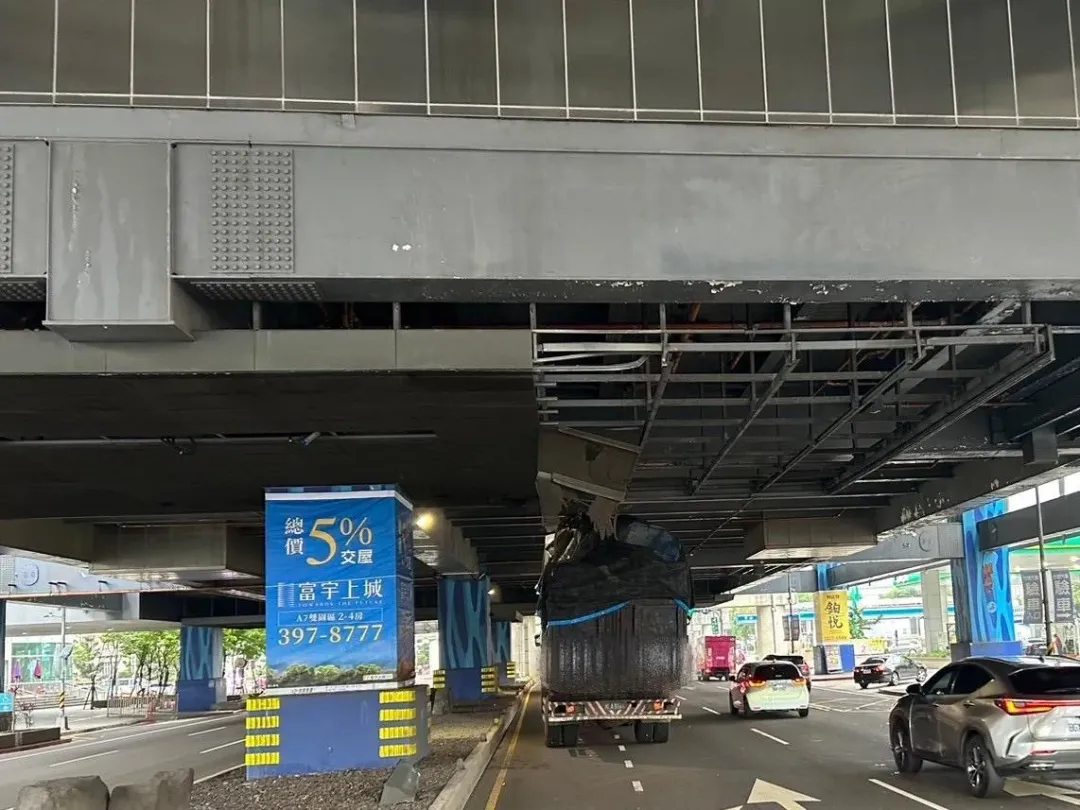 35歲陳姓駕駛大貨車，行經於文化一路內車道往林口方向，因承載物品超高，不慎碰撞到捷運A8站天橋下方的防撞網。（圖／民眾提供）