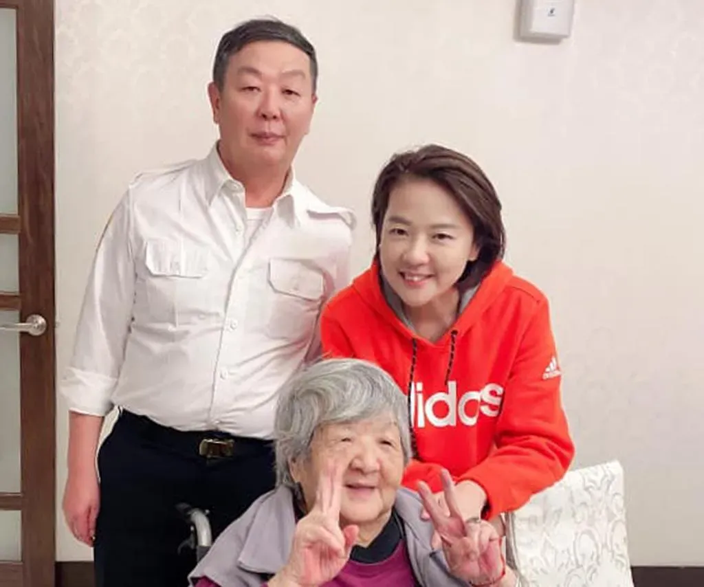 黃曙光像蔡英文總統請辭(攝自黃珊珊臉書)