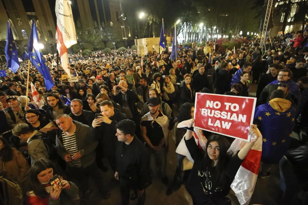 國會外擠滿超過5千名群眾，抗議執政黨力推的「外國代理人法案」。（圖／美聯社）