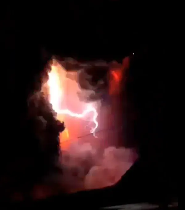 有民眾拍到魯昂火山口不但有岩漿，還有陣陣閃電。（圖／翻攝自社群平台X）