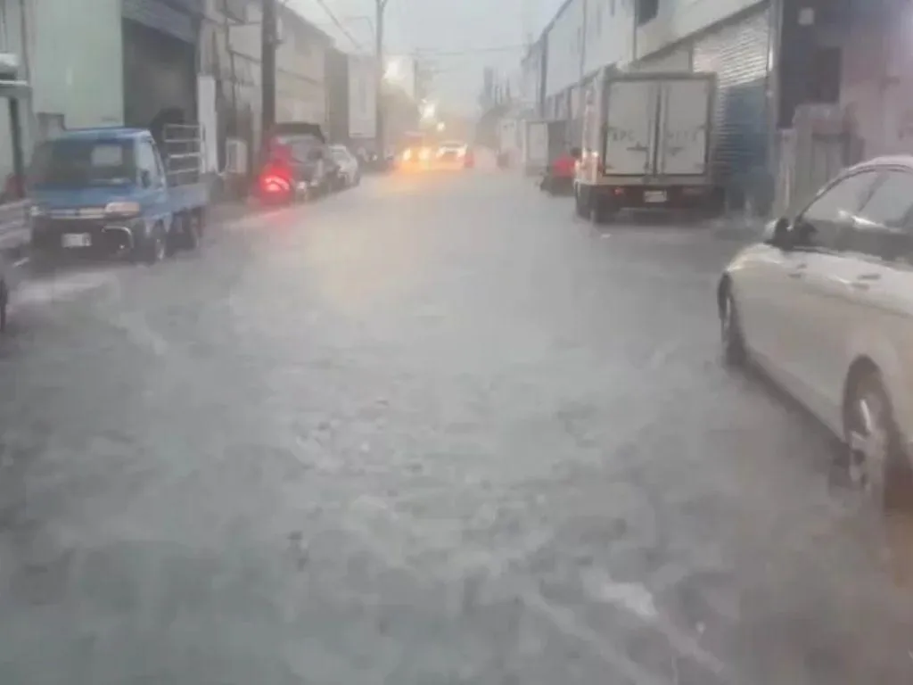 蘆洲道路積水。(圖/翻攝自臉書「我是蘆洲人」)