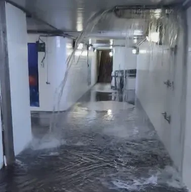 永和地下道大淹水，變成水濂洞。（圖／翻攝自臉書社團我是永和人）