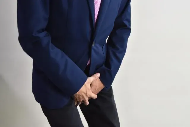 精索靜脈曲張是睪丸的血管回流不順造成，加上後天久站、久坐，可能更加嚴重。（示意圖／pexels）