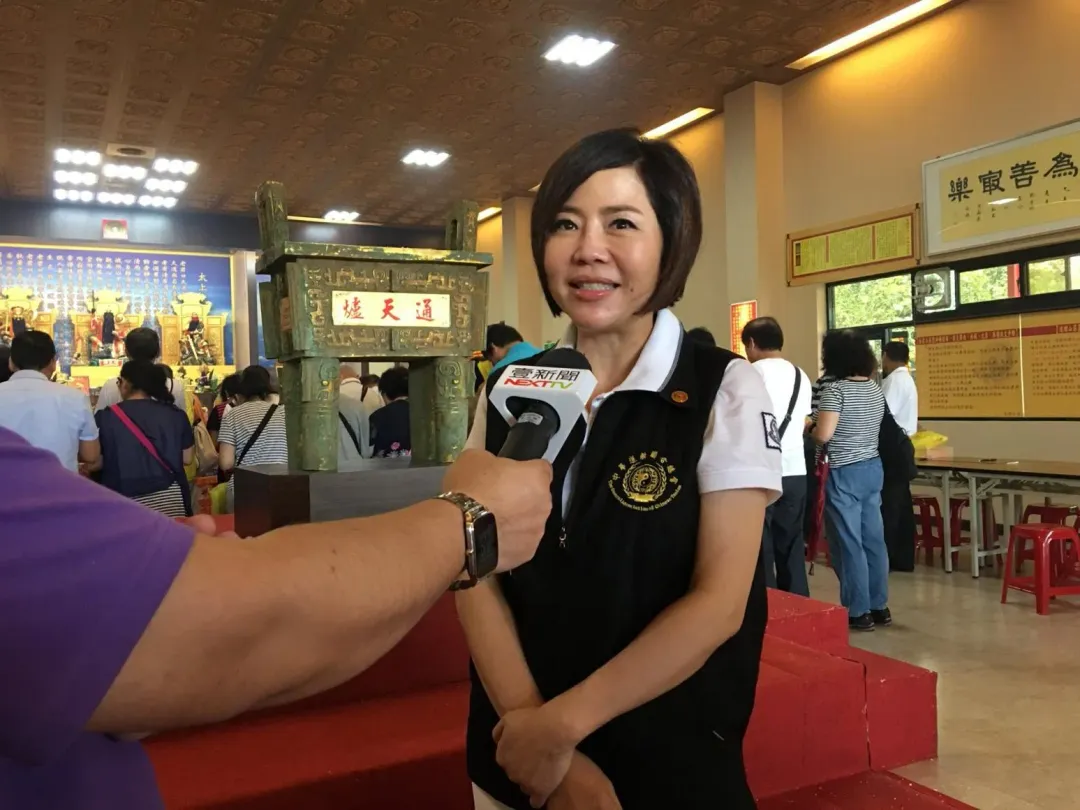 于美人證實衣服是自己送給徐巧芯,希望政治人物可以目光如炬,將目光放在對人民有益的議題上。(圖取自于美人臉書)