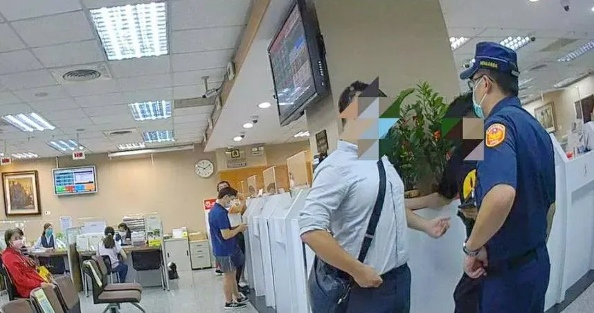 桃園曾發生鄭姓車手帶律師到銀行理論,要求解凍帳戶160萬元,鄭男當場遭警方逮捕。(圖/CTWANT)