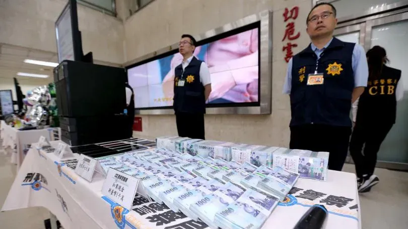 警方公布查獲詐團贓款和電信器材,相較每年近90億元詐騙財損,只是杯水車薪。(圖/CTWANT)