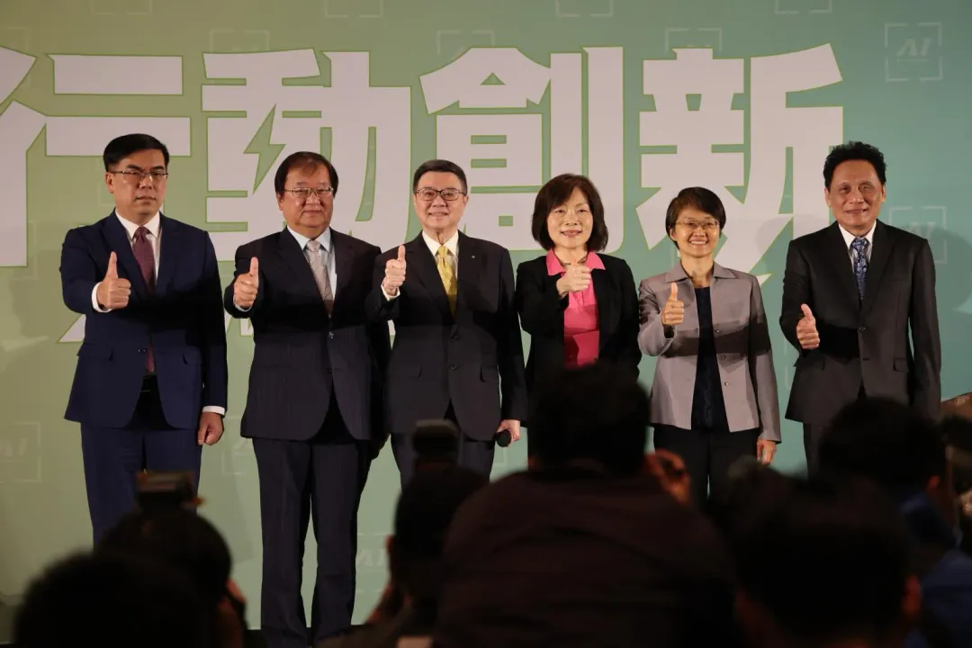 卓榮泰(左三)公布第四波新內閣人事案,與準環境部長彭啟明(左起)、準衛福部長邱泰源、準勞動部長何佩珊、準客委會主委古秀妃、以及準原民會主委曾智(攝自中天新聞)