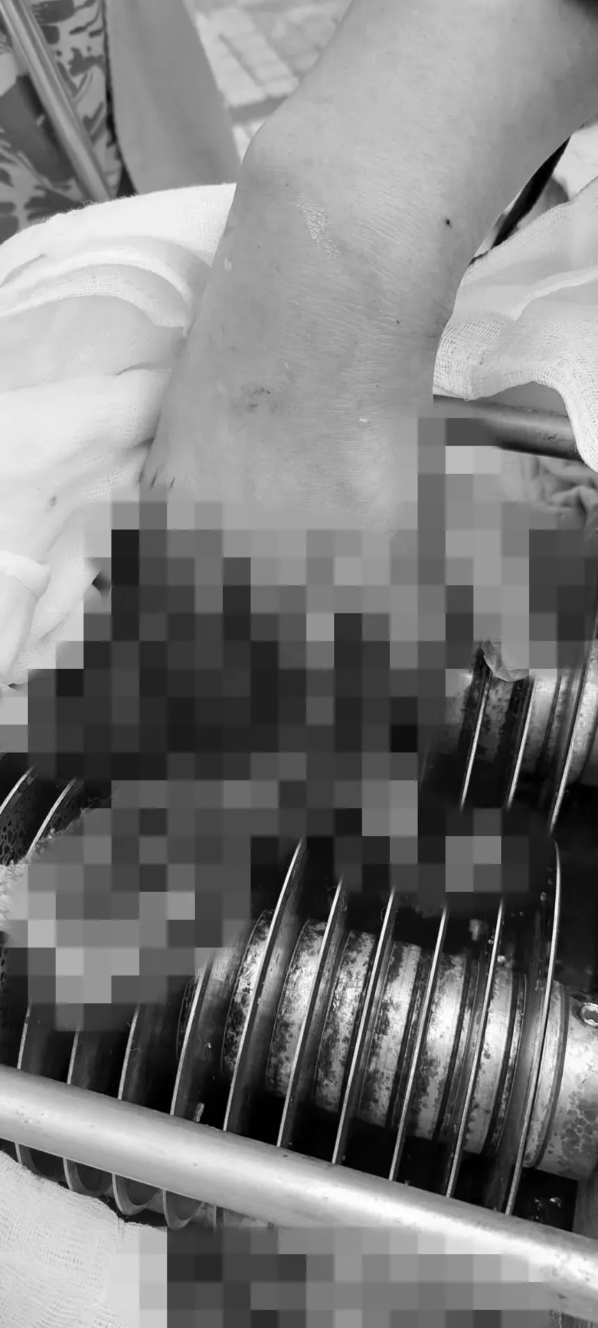 女員工右手被捲進絞肉機。（圖／翻攝畫面）