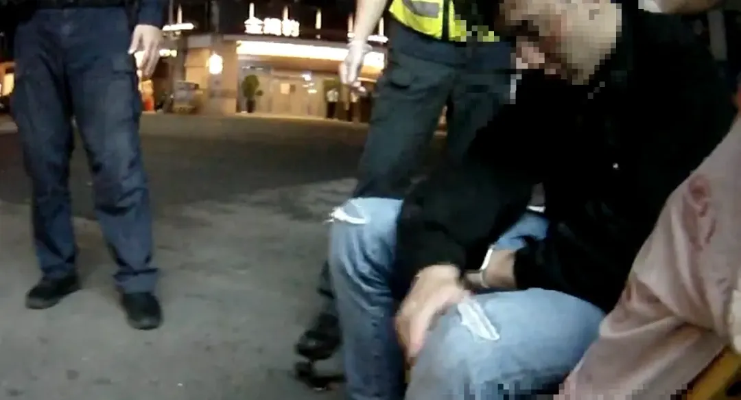 張男已爛醉無法控制自己身體，已有尿失禁及嘔吐行為。（圖／民眾提供）