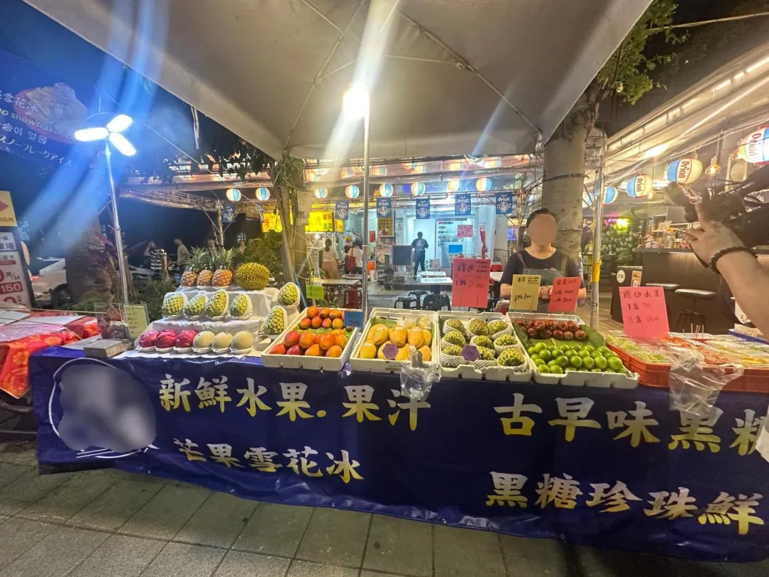 消保官與衛生局和環保局和今天前往士林夜市水果攤稽查。（圖／小紅書）