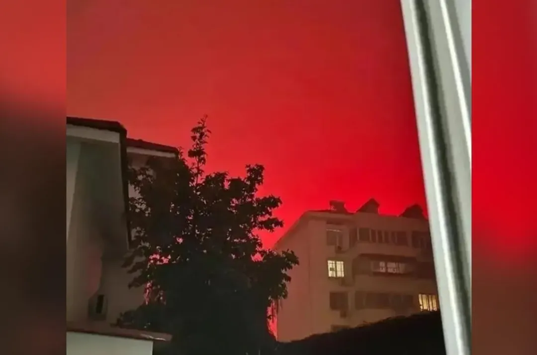湖北武漢民眾15日凌晨下班時，發現天空呈現血紅色。（圖／翻攝九派新聞）