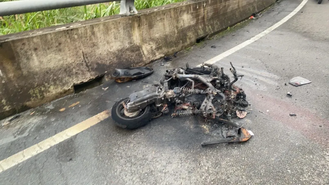 整台機車卻已燒成廢鐵,而黃男當場已無生命跡象,經送醫搶救仍宣告不治。(圖/翻攝畫面)