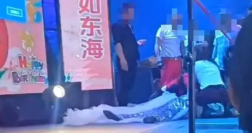 女歌手疑似踩到裙襬跌倒,經搶救後仍宣告不治。(圖/翻攝自微博/瀟湘晨報)