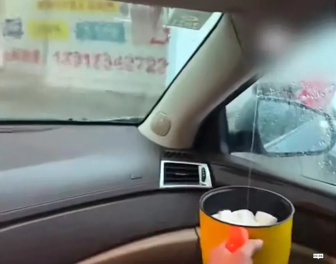 雨勢大到連汽車車頂都檔不住,車內可用杯子接水。(圖/翻攝微博)