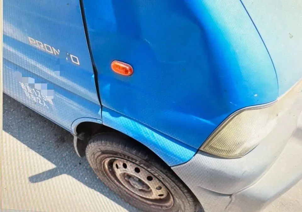 黃翁的小貨車側邊也因撞擊造成凹陷。（圖／翻攝畫面）