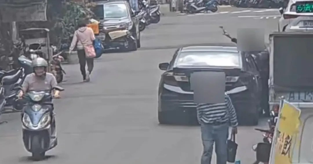 有民眾不滿汽車擋出入口，便拿榔頭砸車。（圖／民眾提供）
